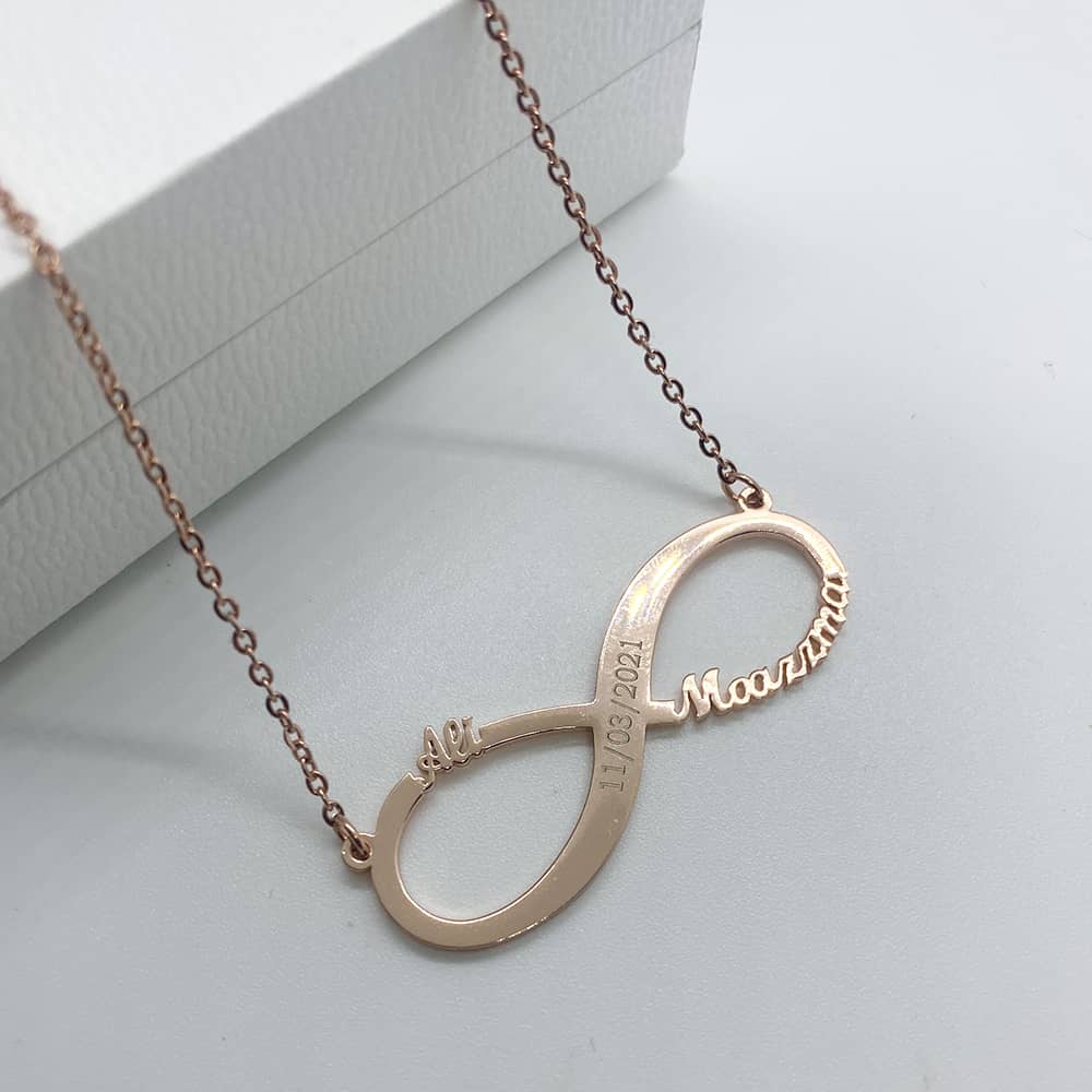 couples infinity necklace in rose gold with english names and anniversary engraving