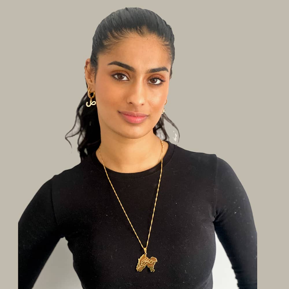 woman wearing undivided punjab with 5 rivers engraving pendand necklace in 18k gold plated